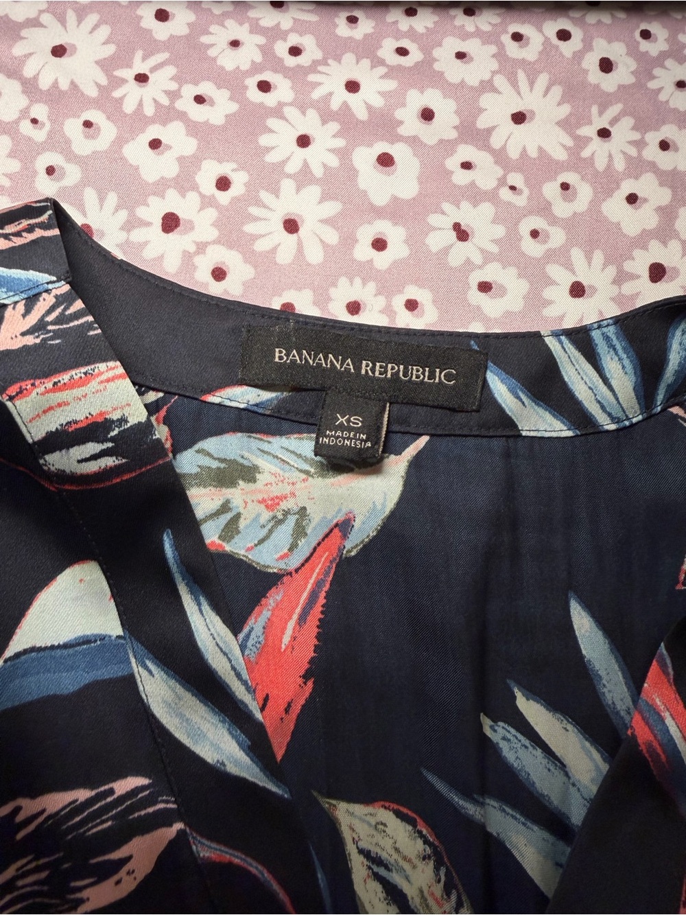 Banana Republic XS Sleeveless Floral Blouse Navy Tropical Print V-Neck Top - Picture 9 of 10